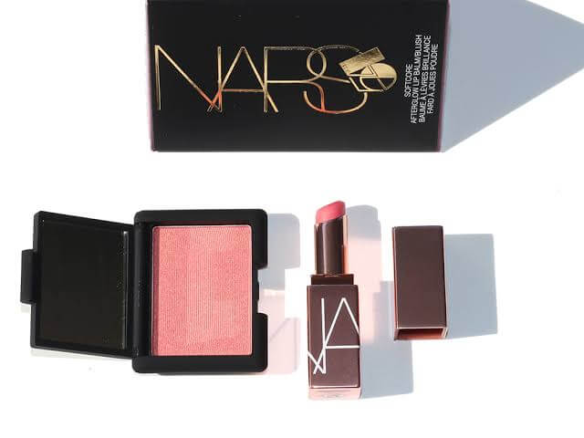 Nars Limited Edition Holiday 2019 Softcore Mini Blush And Balm Set #Orgasm เซ็ตผลิตภัณฑ์ขนาดมินิมาพร้อมไอเท็มขายดีจาก Nars   ภายในกล่องประกอบไปด้วย  Afterglow Lip Balm สี Orgasm ขนาดมินิ  1.1 g  Blush ขนาดมินิ สี Orgasm 3.5 g  สี Orgasm